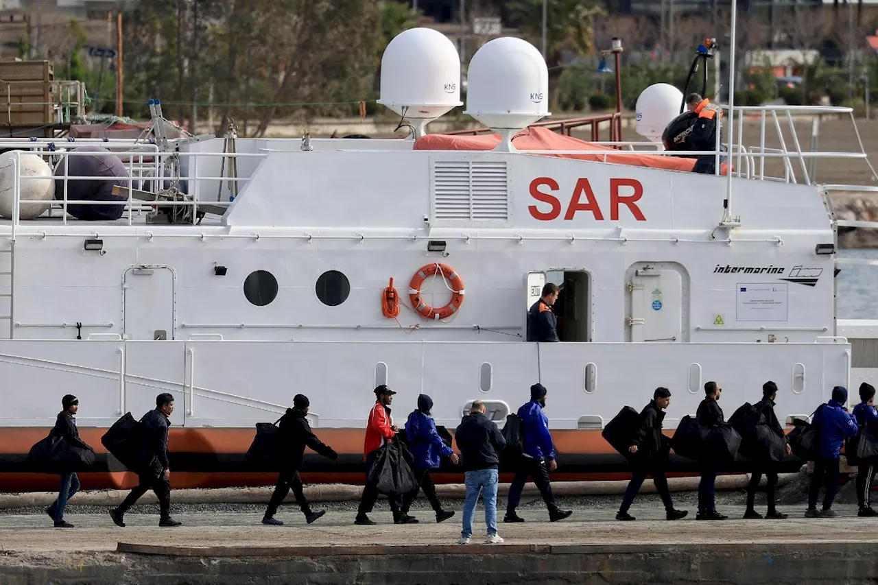 Des dizaines de migrants quittent l'Albanie pour l'Italie après un revers judiciaire pour le plan de Meloni