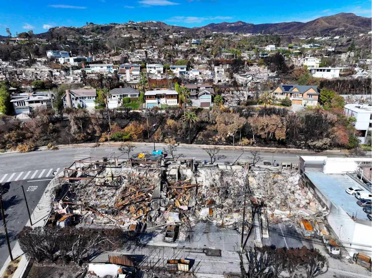 Palisades Fire Destroys Shopping Center in Pacific Palisades