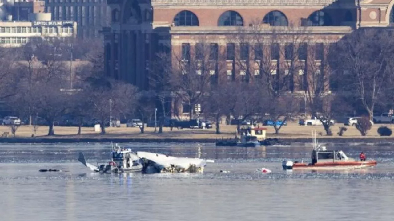 Accidente aéreo en Washington: Autoridades recuperan 41 cuerpos del río Potomac