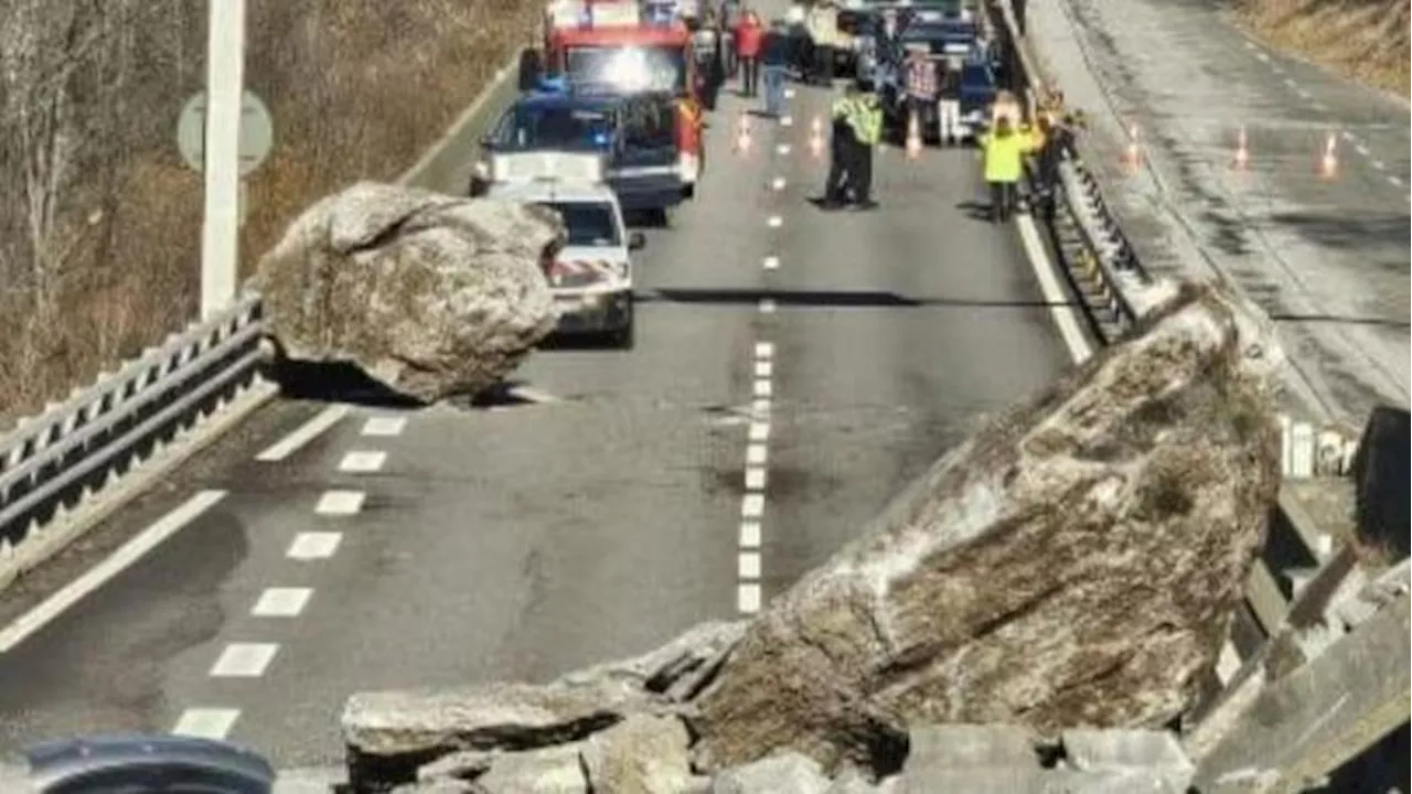 Savoie : un impressionnant bloc rocheux s’effondre sur la RN90, l’accès aux stations de la Tarentaise très perturbé