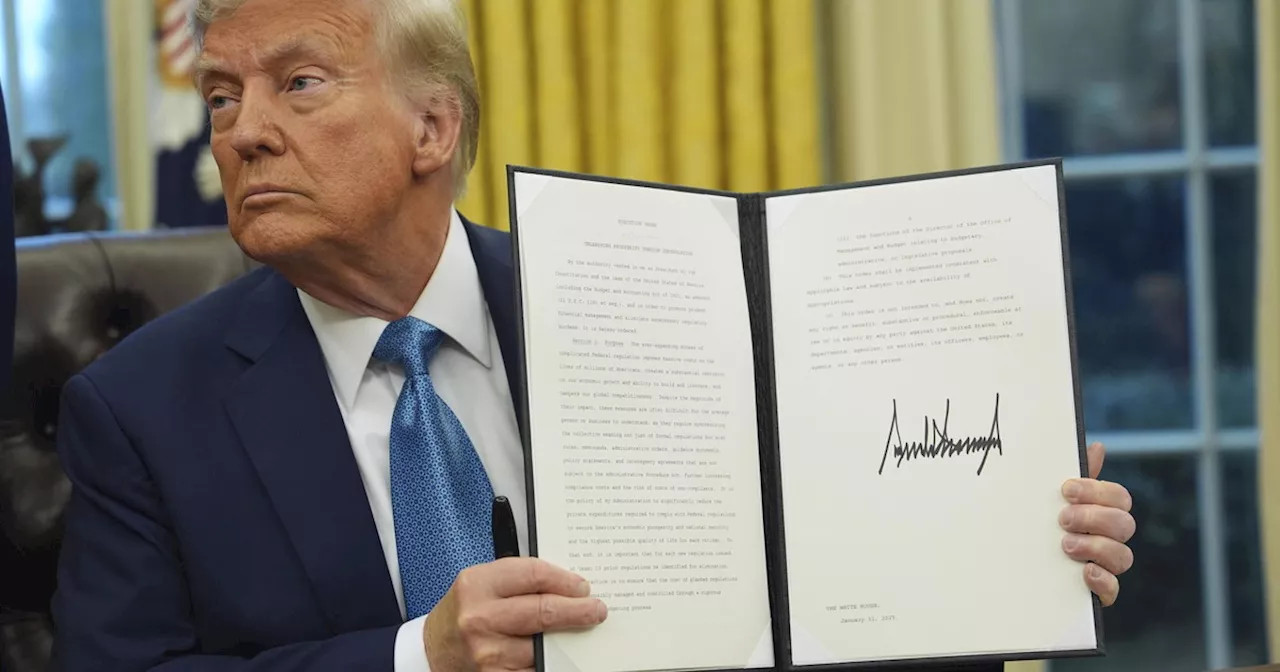 Donald Trump firma i primi dazi su Messico, Canada e Cina