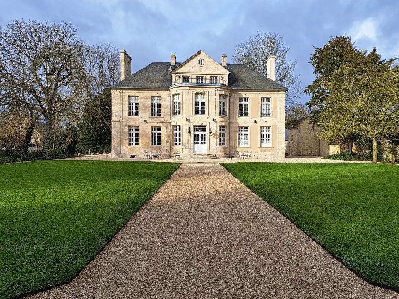 Du Château Inhabité à l'Hôtel de Charme Durable : L'Aventure Familiale de Coeurmandie