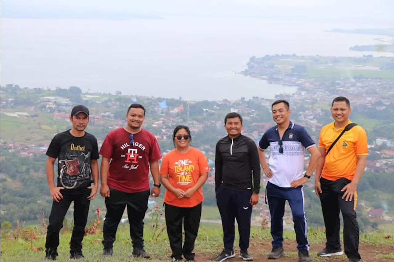 Forkopimda Toba Hiking, Menikmati Pesona Danau Toba