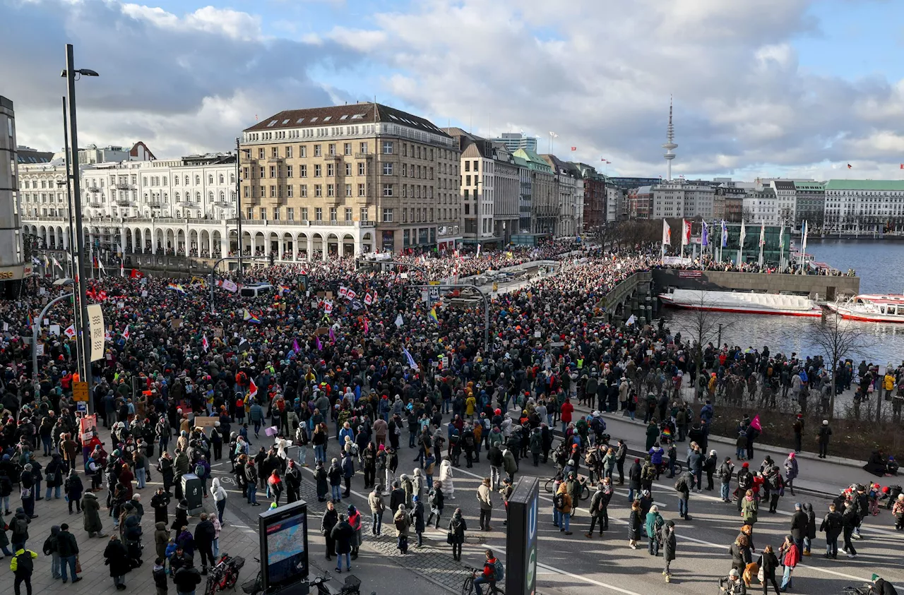 Zehntausende protestieren gegen Union und AfD