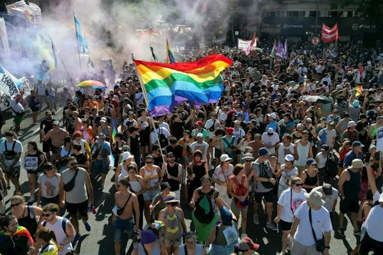 Argentine: des milliers marchent contre Milei en défense de la diversité