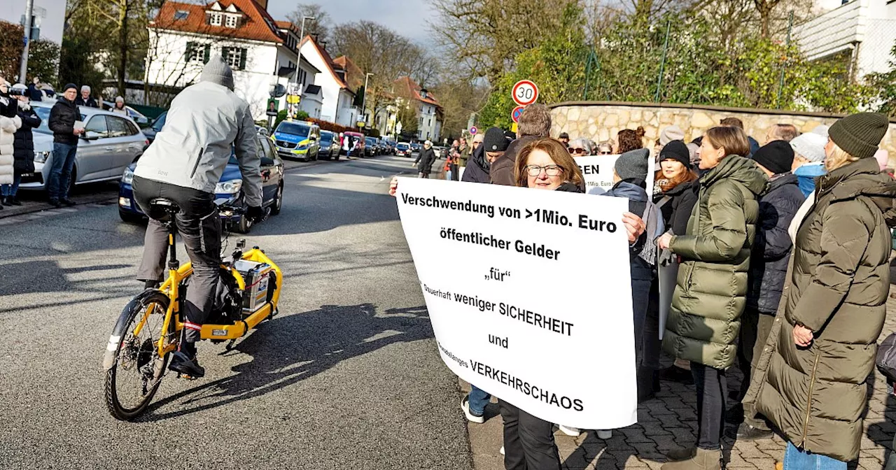 Bielefelder demonstrieren gegen teuren Umbau und monatelange Blockade ihrer Straße