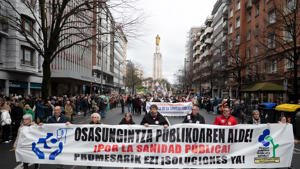 Miles de personas se manifiestan en País Vaco contra el 'desmantelamiento' del Servicio de Salud Osakidetza