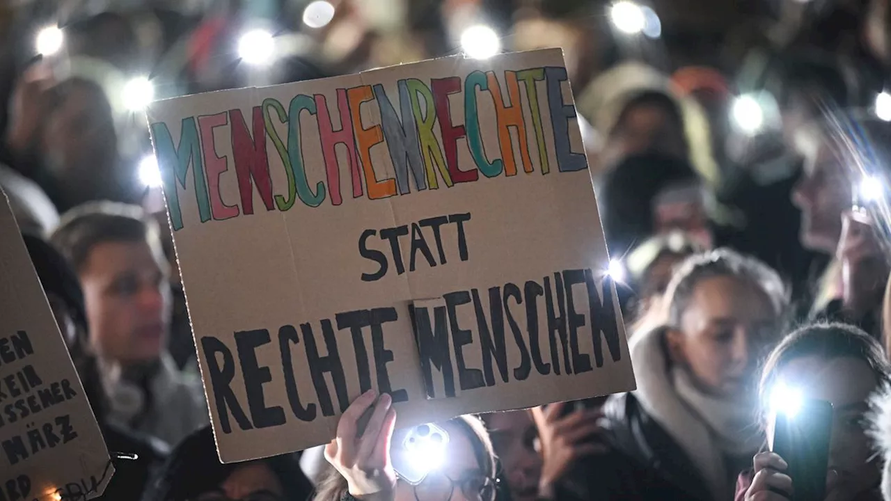 Nach Migrationsdebatte im Bundestag: Tausende Menschen demonstrieren in Deutschland gegen rechts