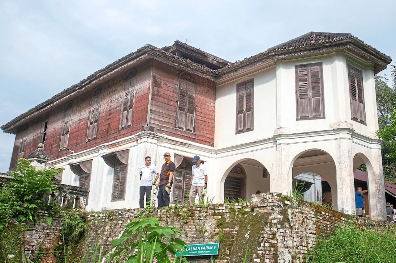 130-Year-Old Mansion in Papan Faces Decay, Thefts, and Monkey Visitors