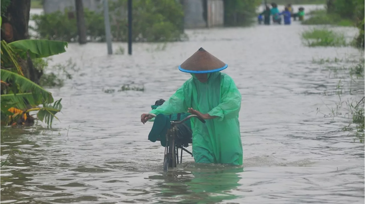 Banjir Menggenangi Jalan Utama di Kudus, Warga Terisolasi dan Melintas Pakai Perahu