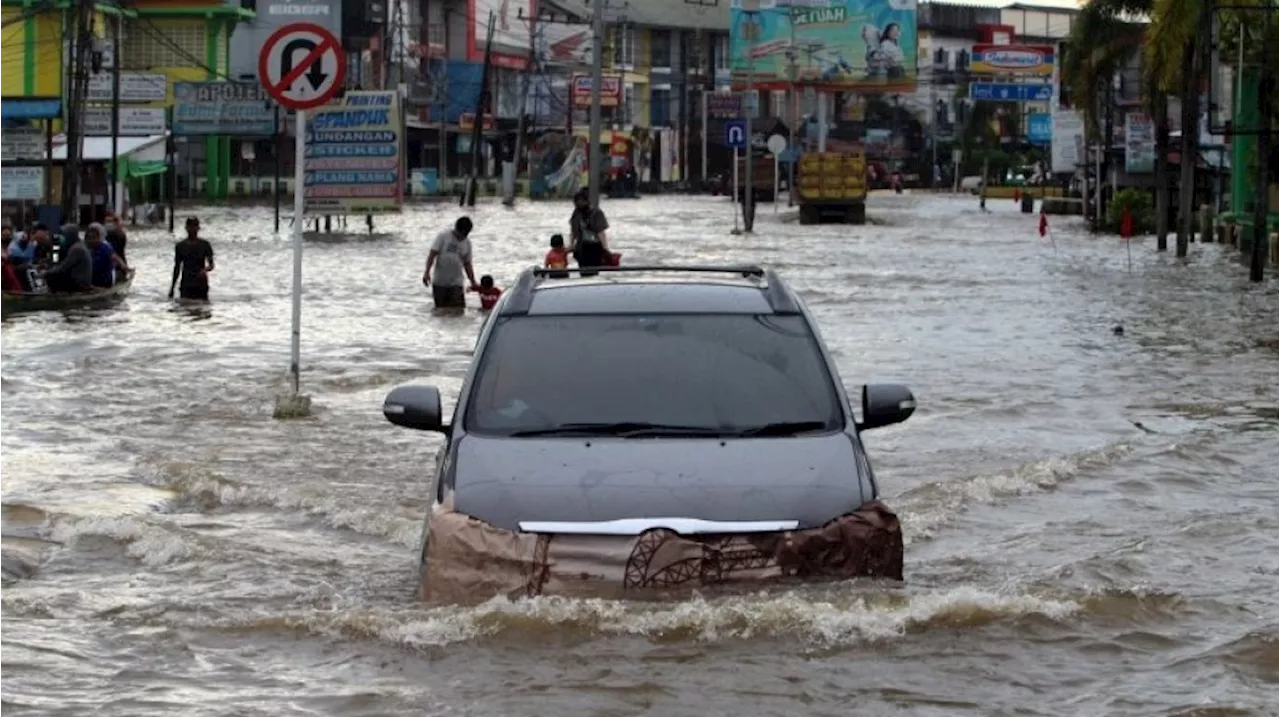 Hindari Risiko Kerusakan, Begini Cara Aman Melintasi Banjir dengan Kendaraan