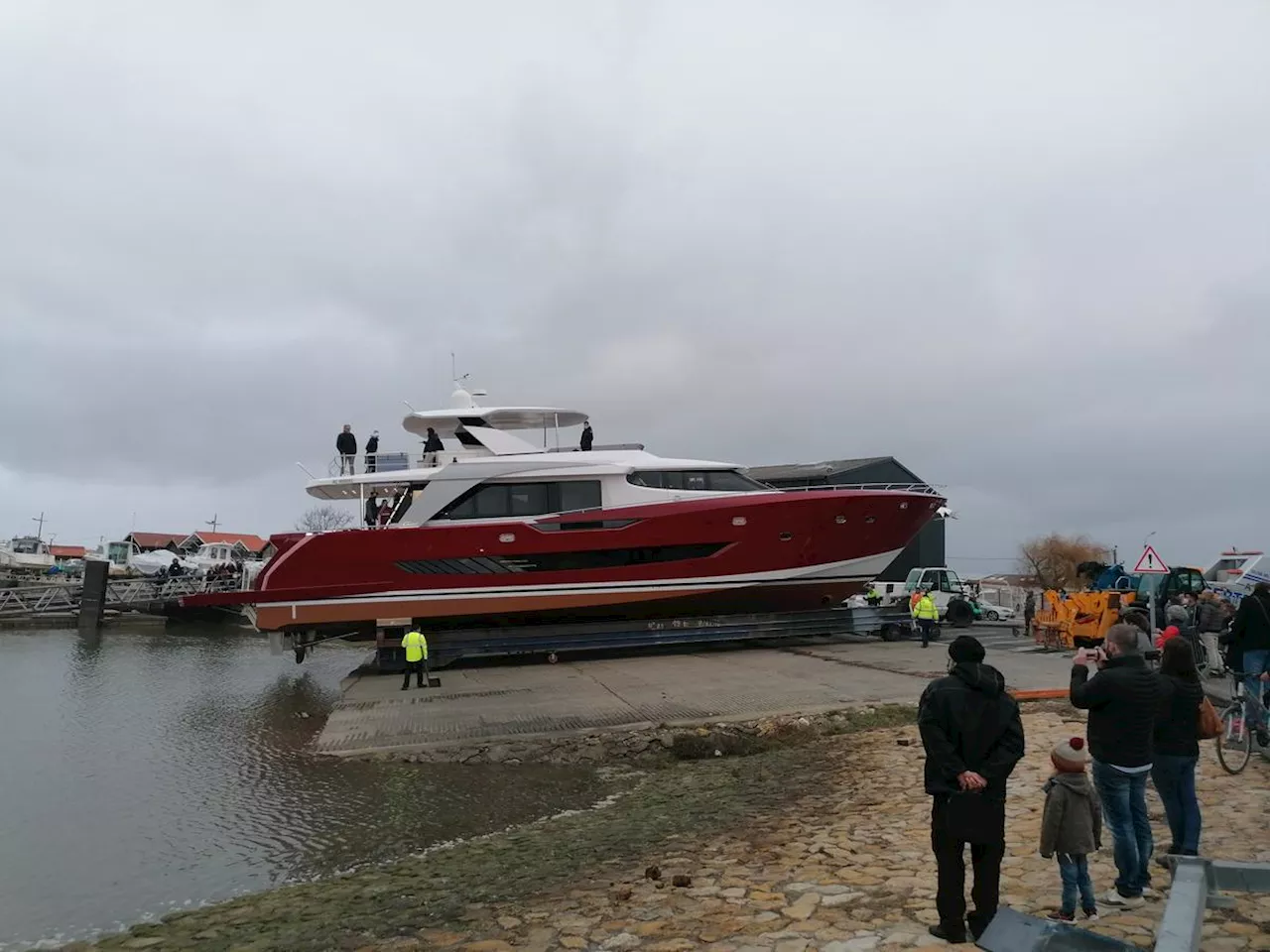 Bassin d'Arcachon : Le chantier naval Couach met à l'eau un yacht de 26 mètres