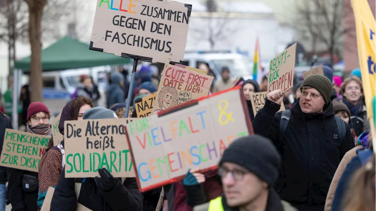 Polizei im Großeinsatz: Hunderte protestieren gegen Kongress der Jungen Alternative in Thüringen