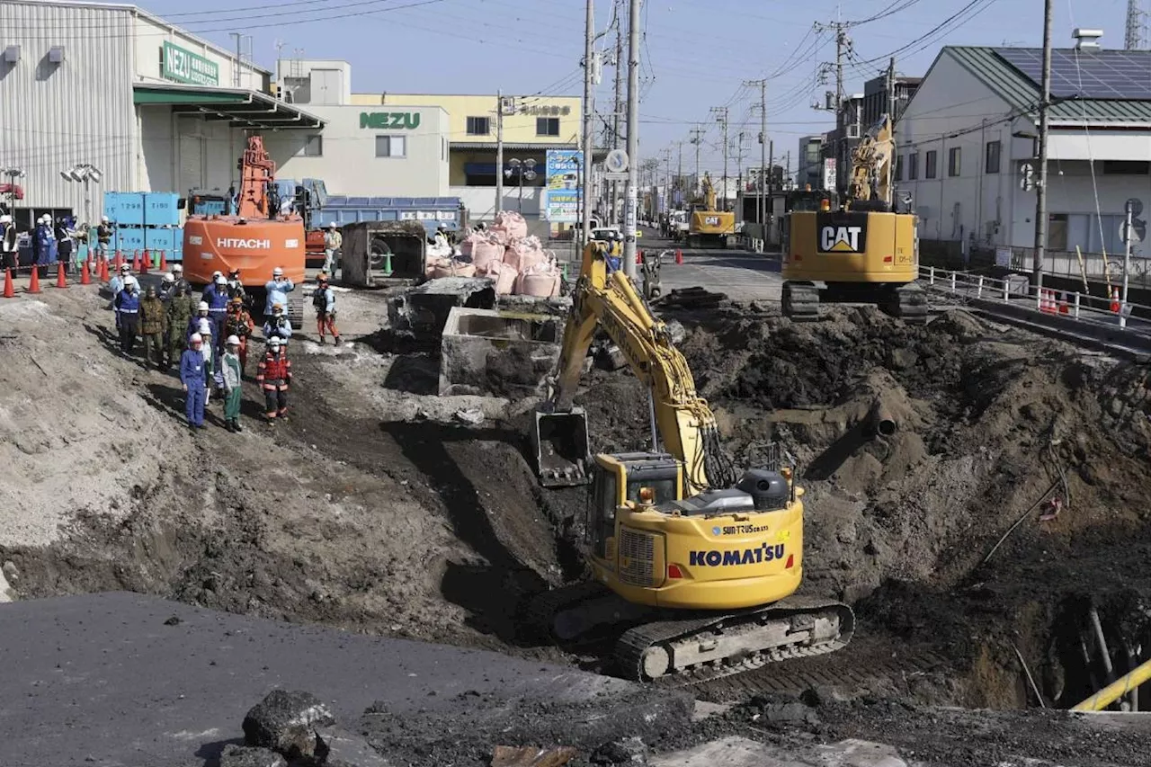 Rescuers Build Ramp to Reach Driver Trapped in Expanding Sinkhole