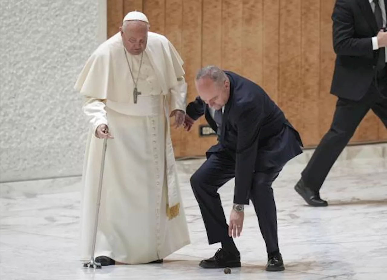 Papa Francisco sufre un tropiezo durante un acto en el Vaticano