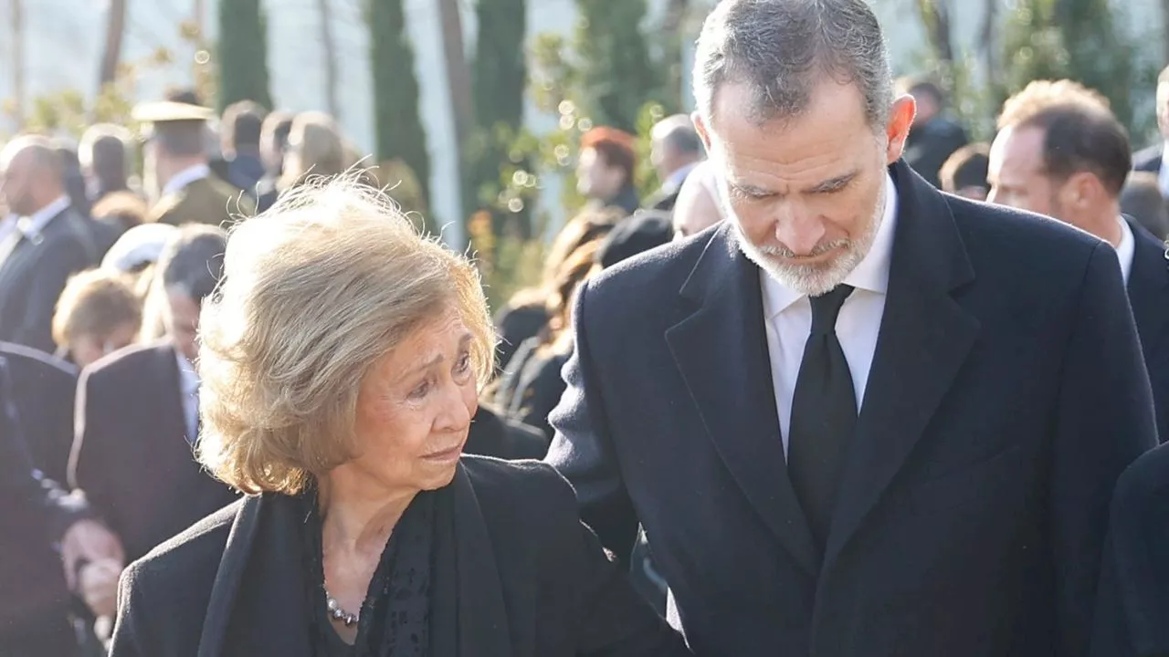 Felipe VI y Doña Sofía asisten a misa en recuerdo de Fernando de Borbón