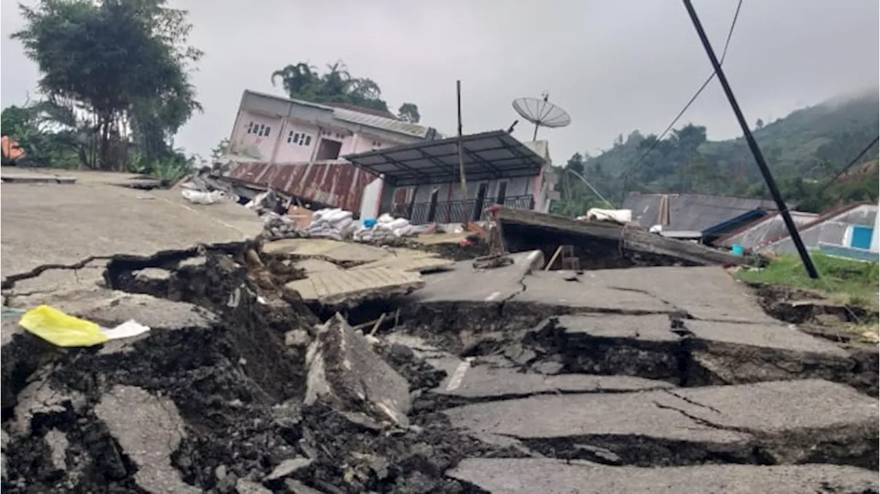 Fenomena Tanah Bergerak Terjadi di Banjarnegara Akibatkan Jalan Ambles dan 16 Rumah Rusak Berat