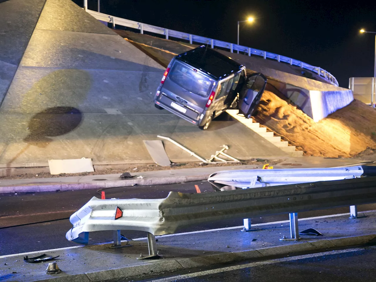 12-Meter-Sprung von einer Brücke - Unfallbeteiligter flüchtet vor Polizei