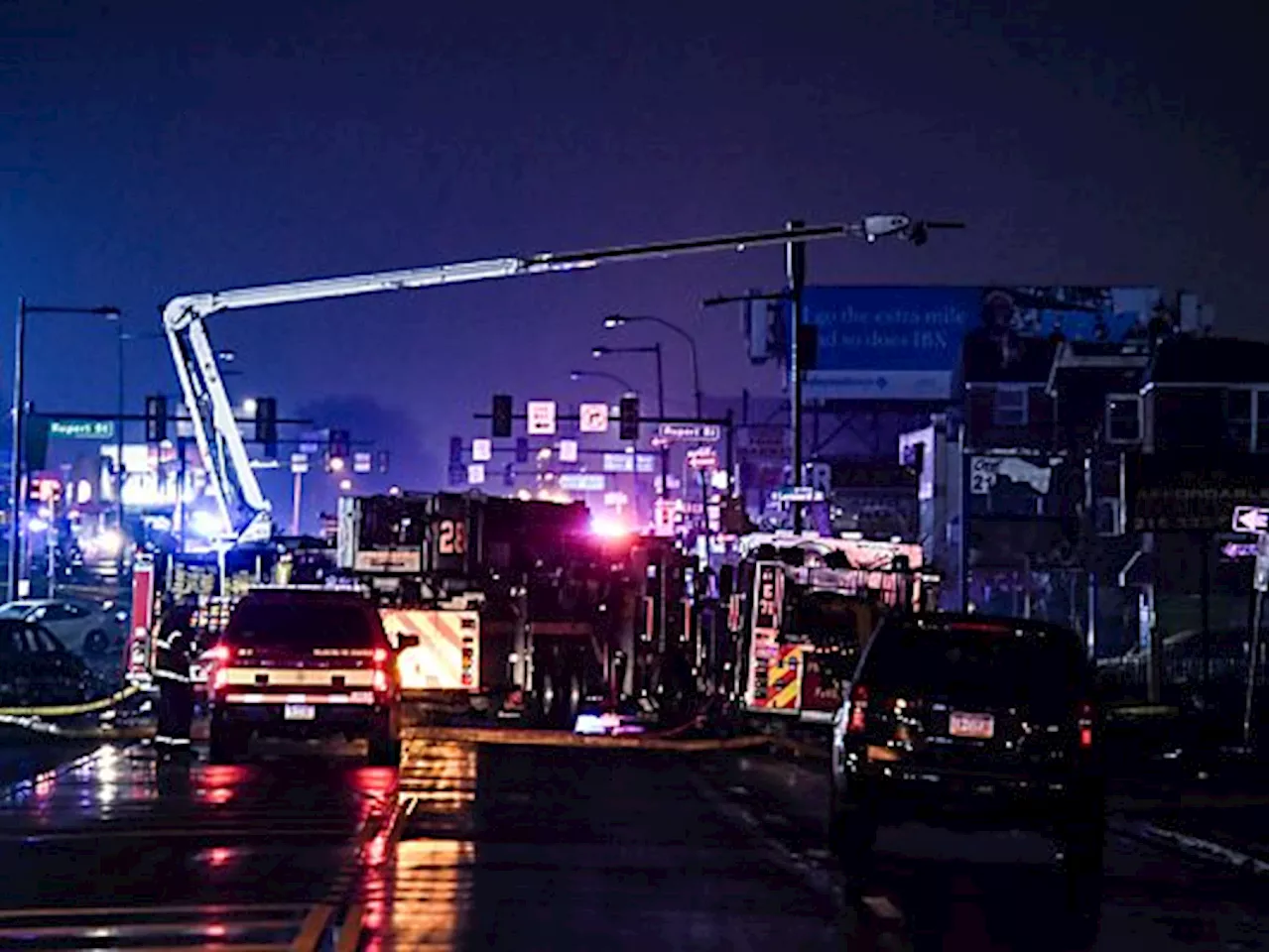 Flugzeug in Philadelphia in belebter Gegend abgestürzt