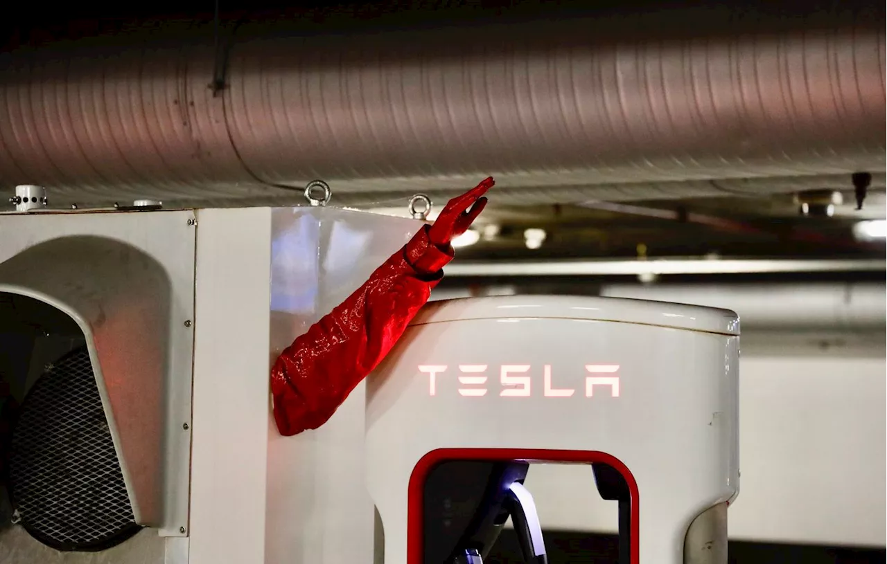 L'artiste James Colomina place le bras d'Elon Musk en salut nazi sur une borne Tesla à Barcelone