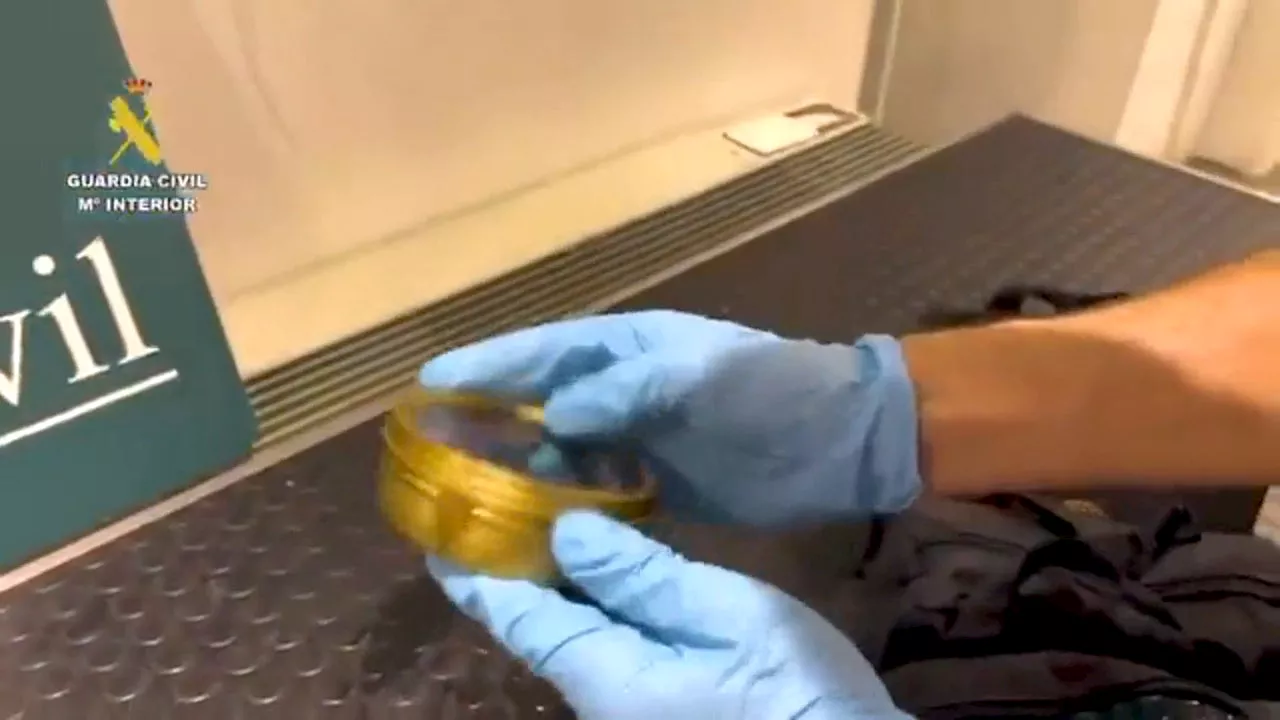 La Guardia Civil interviene más de un kilo de caviar beluga en el aeropuerto de Bilbao