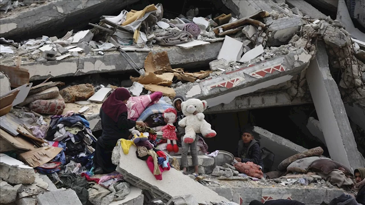 تراه العين ولا تطأه القدم.. الرصاص يحول بين فلسطينية وأطلال منزلها