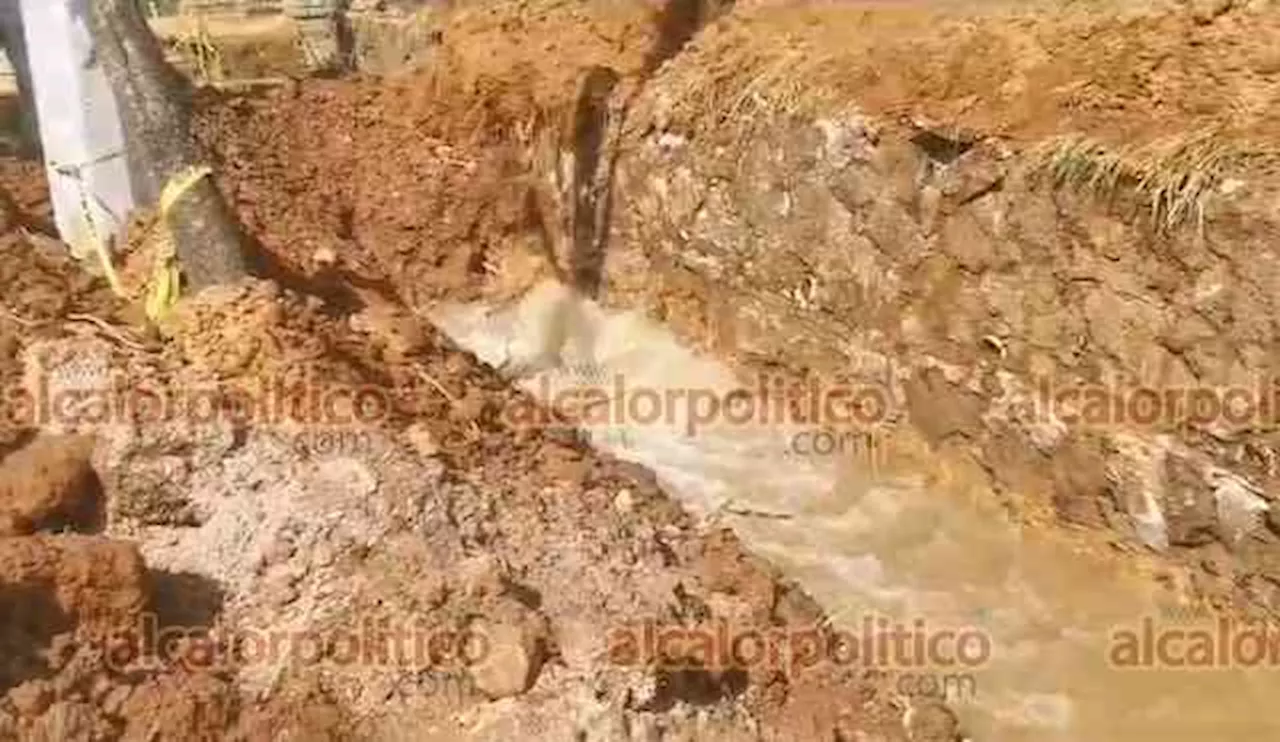 Fuga de agua en Arco Sur causa afectaciones en varias colonias de Xalapa