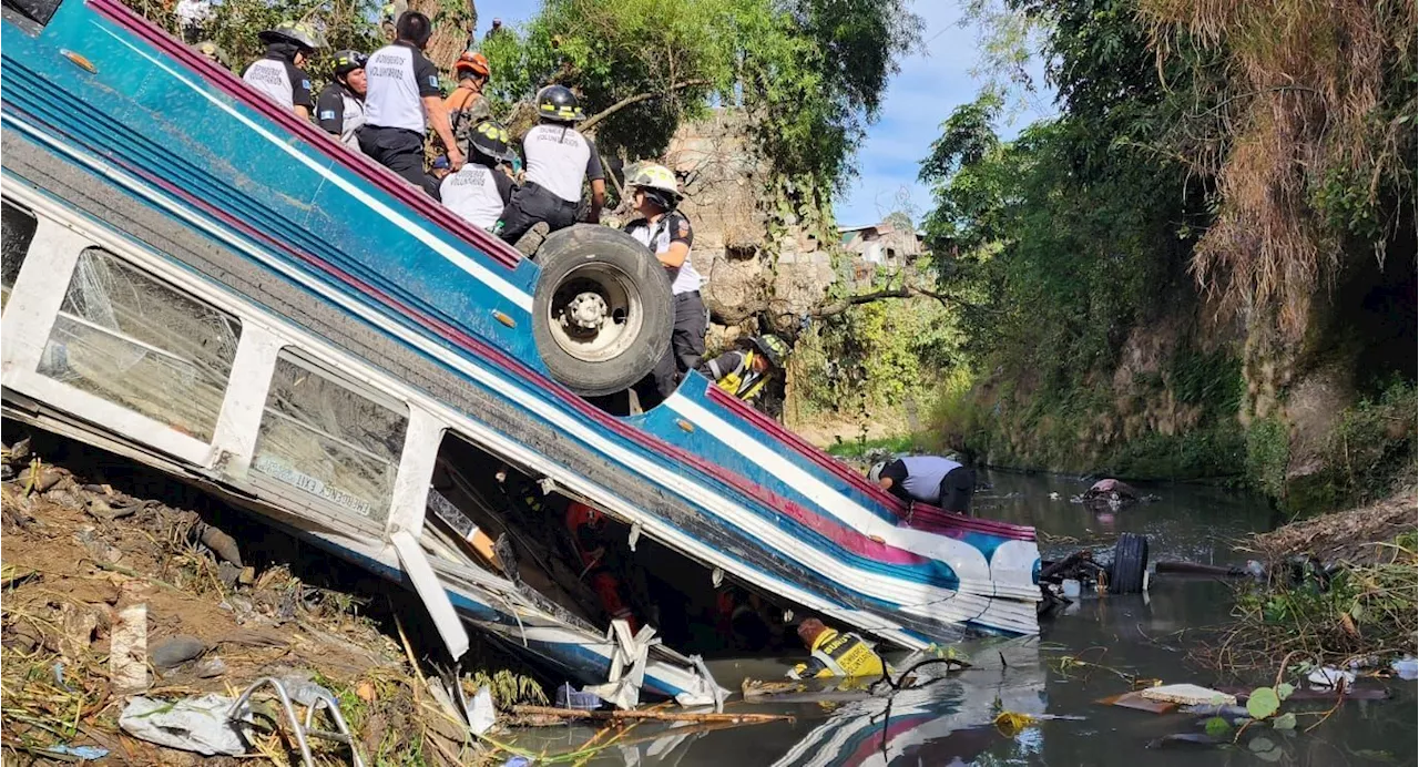 Tragédia na Guatemala: Ônibus Cai de Ponte, Matando 51 Pessoas