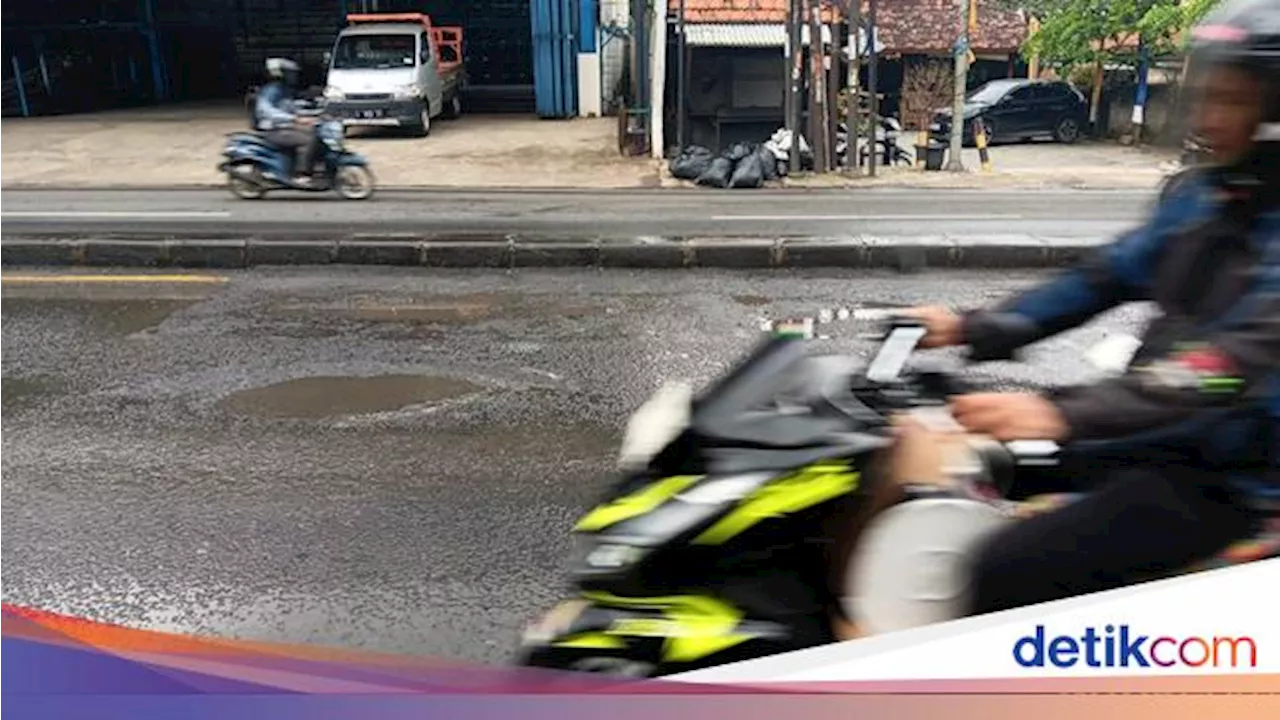 Lubang Jalan Parung-Ciputat Bojongsari Baru, Depok, Tetap Mengundang Kecelakaan