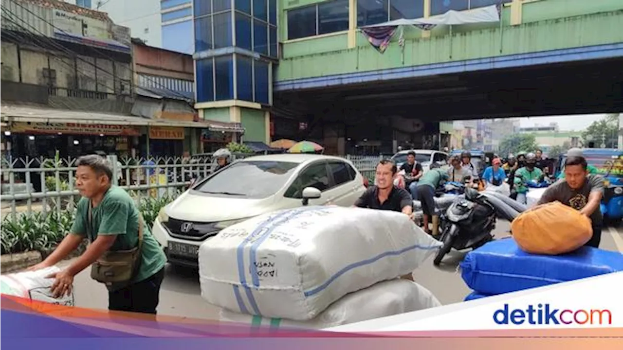 Segini Upah Porter Pasar Tanah Abang yang Tiap Hari Angkut Barang Segunung