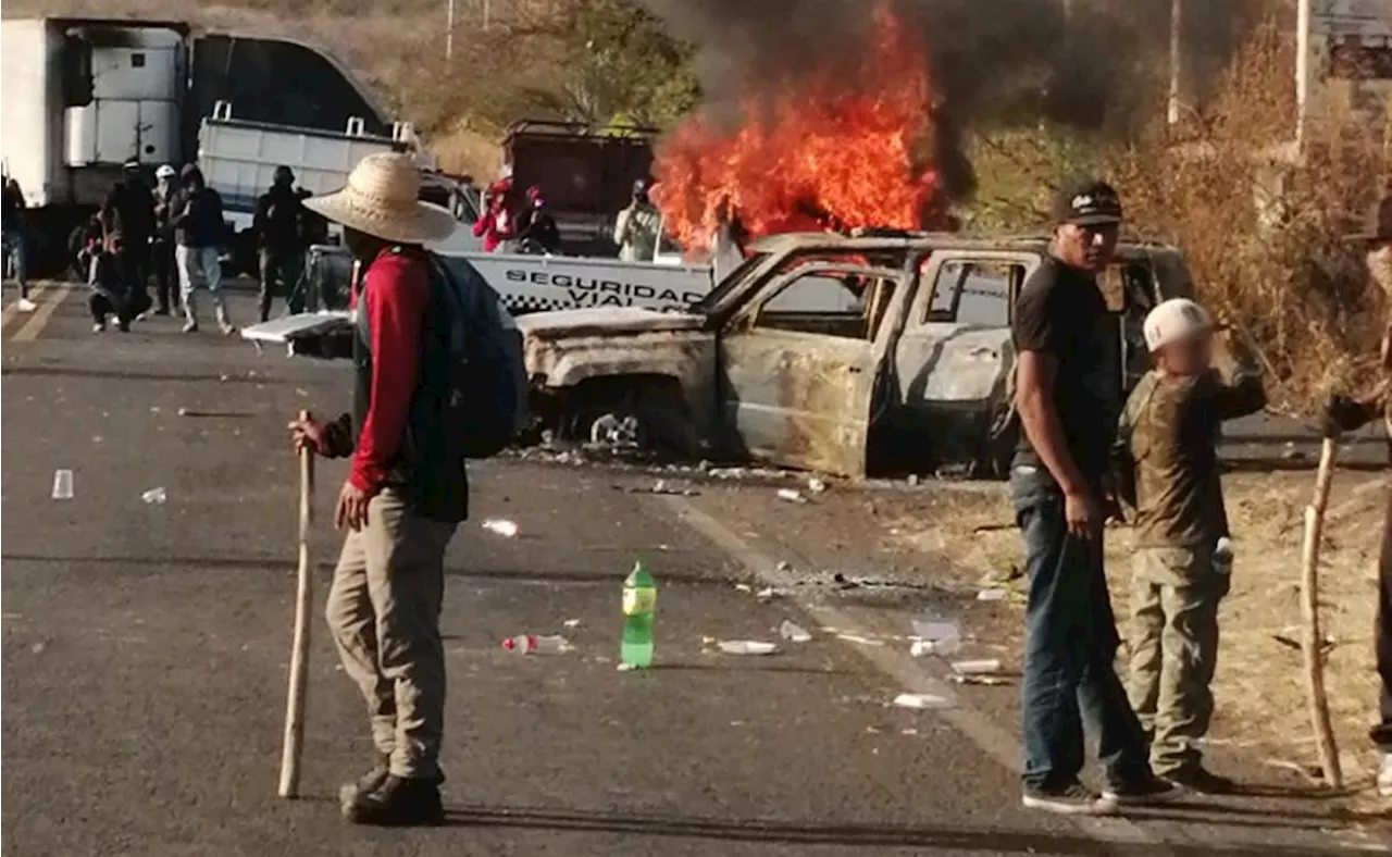 Incendian patrullas por desaparición de dos indígenas en Michoacán; pobladores bloquean carretera para exigir su búsqueda