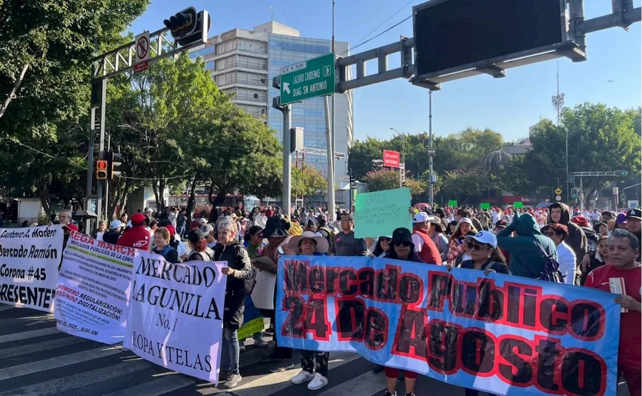 Locatarios de mercados bloquean calles en CDMX; exigen derogación de nuevos lineamientos de la Sedeco