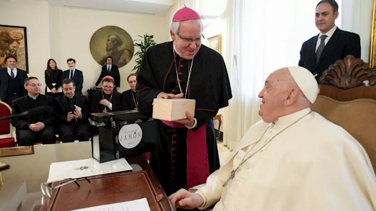 Pope stresses importance of meaningful prayer within families