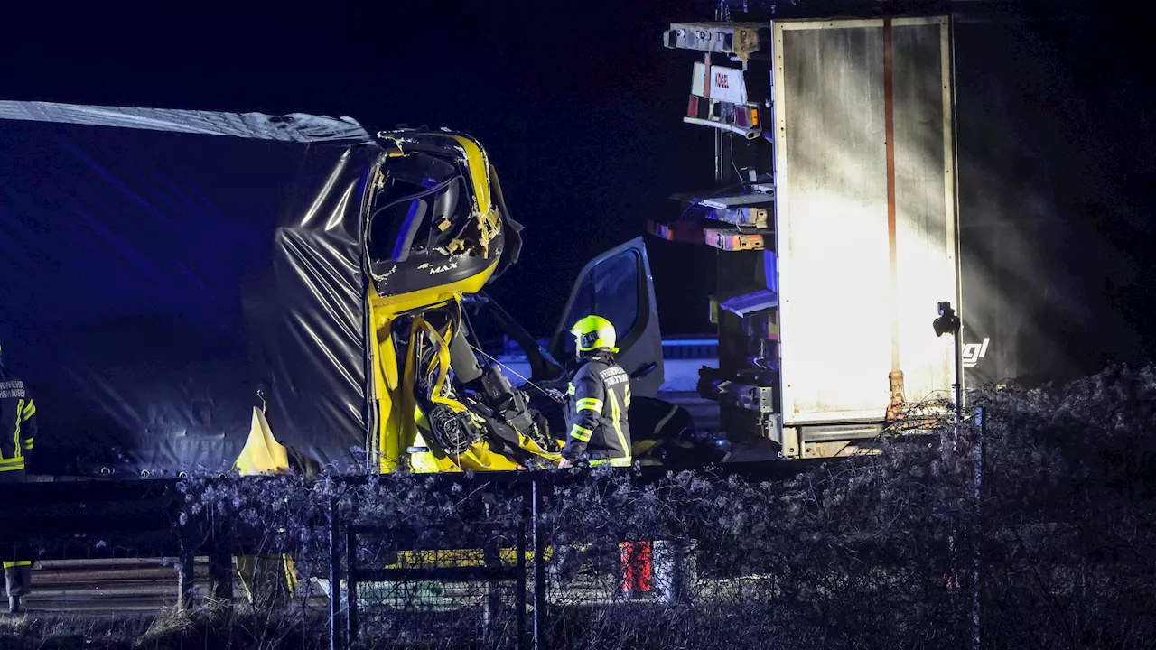 Kabine komplett zerstört - Lkw-Lenker bei Crash auf A8 in Unfall-Wrack gefangen