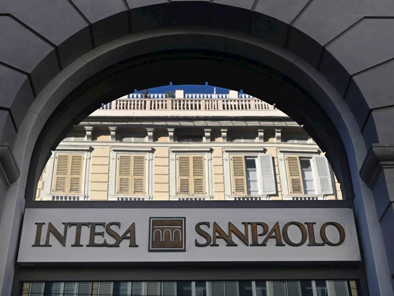 Intesa Sanpaolo: Innovazione e Supporto per le Nuove Generazioni