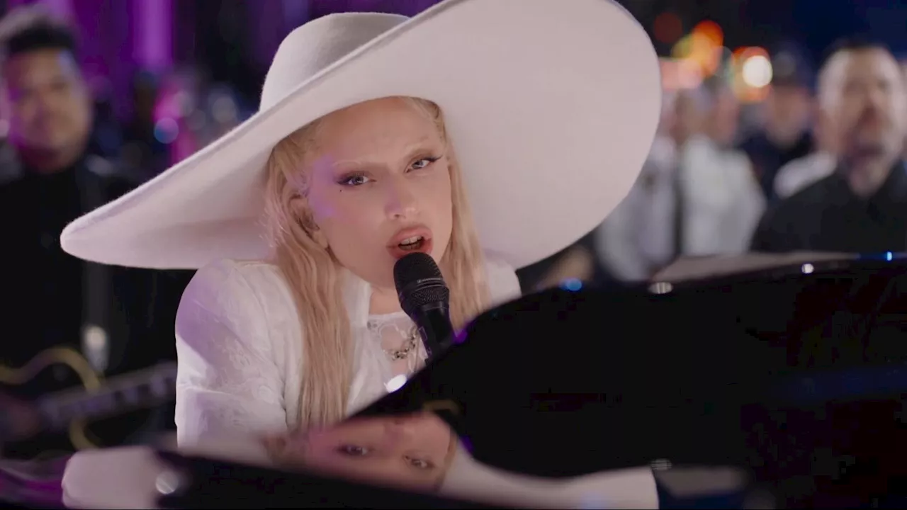 Lady Gaga rinde homenaje a las víctimas del atentado en Nueva Orleans en la Super Bowl