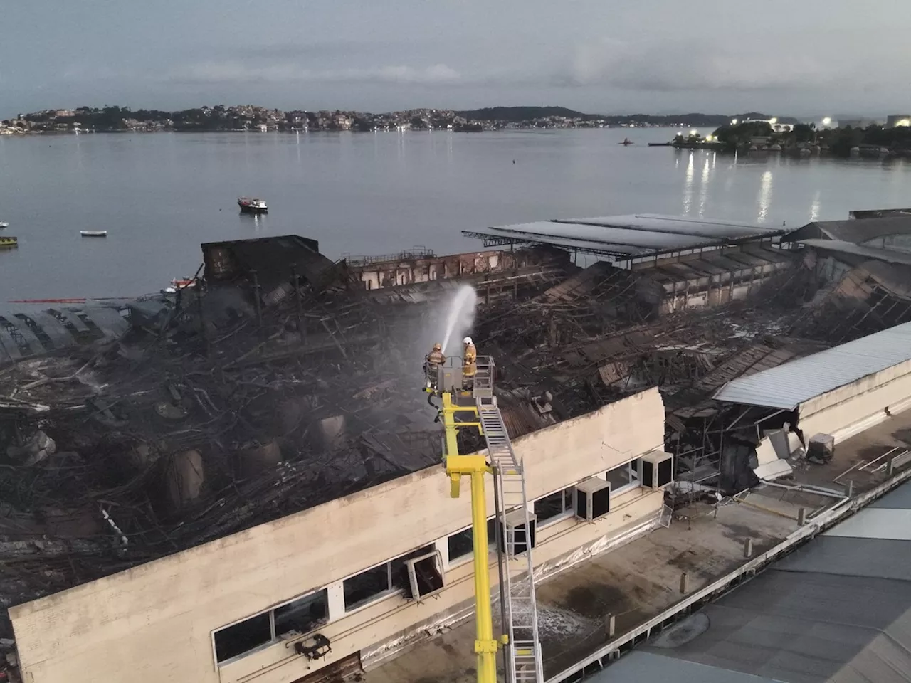 MPRJ investiga incêndio em fábrica de óleo da Cosan na Ilha do Governador