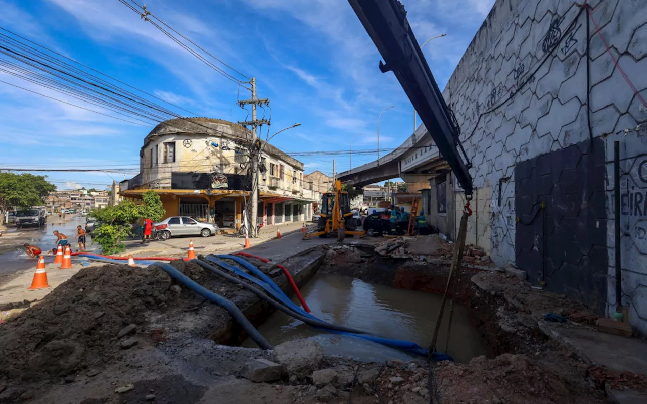 Cratera sob viaduto no Rio vira piscina improvisada para moradores