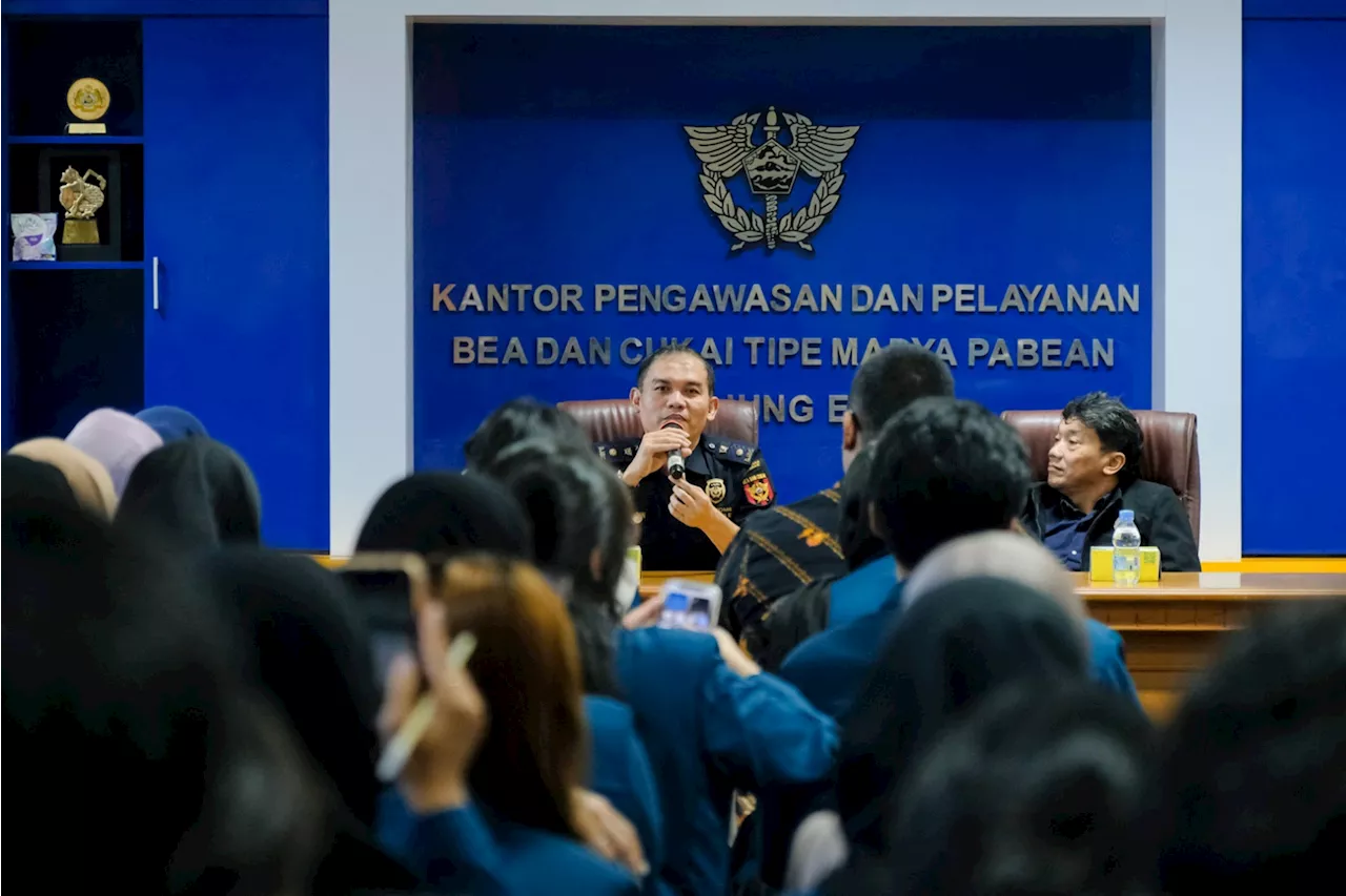 Ratusan Mahasiswa Undip Perdalam Wawasan Kepabeanan Lewat Kunjungan ke Bea Cukai