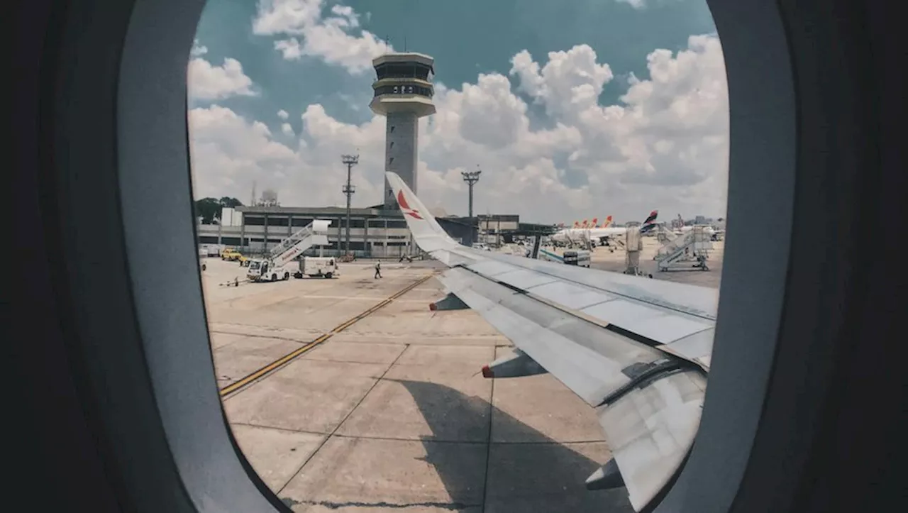 Un Passager Ouvre la Porte d'un Avion à Orly et Se Jette sur le Tarmac