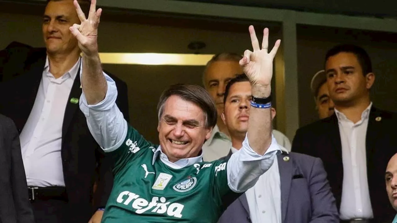 Bolsonaro divide torcida do Palmeiras em jogo contra o Água Santa