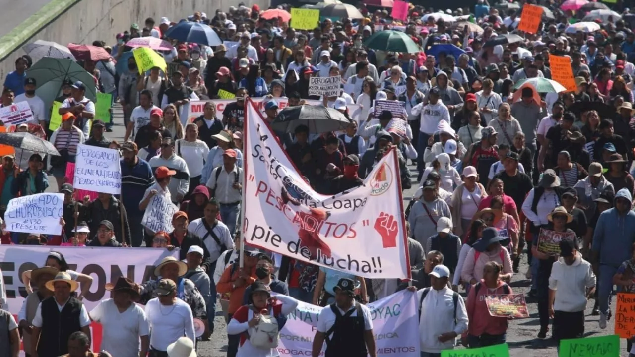 Comerciantes desquician la CDMX; se oponen cambios operativos de mercados