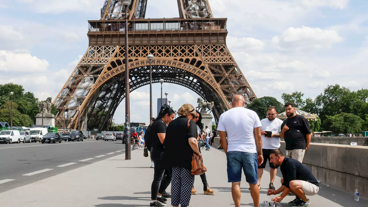 La Tour Eiffel: La Dame de fer est le monument où les touristes sont victimes du plus grand nombre d’arnaques