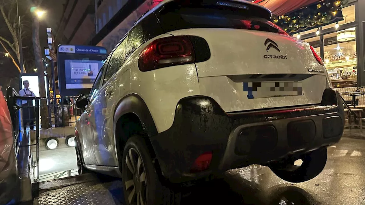 Paris : une voiture s’engouffre dans une bouche de métro près des Galeries Lafayette