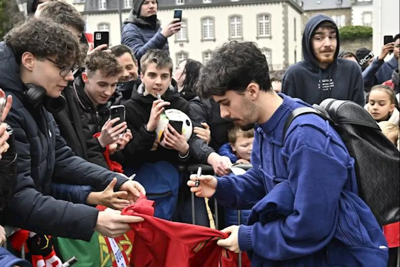 Les joueurs du PSG reçus par une foule enthousiaste à Saint-Brieuc