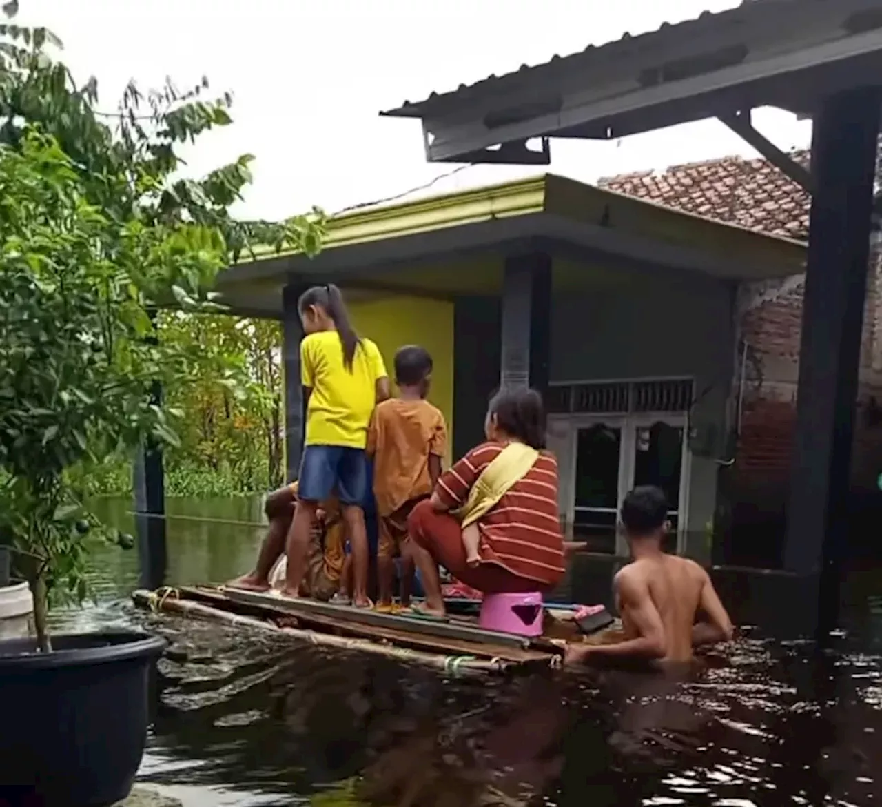 Banjir Demak Meluas ke 21 Desa, 56.785 Jiwa Terdampak