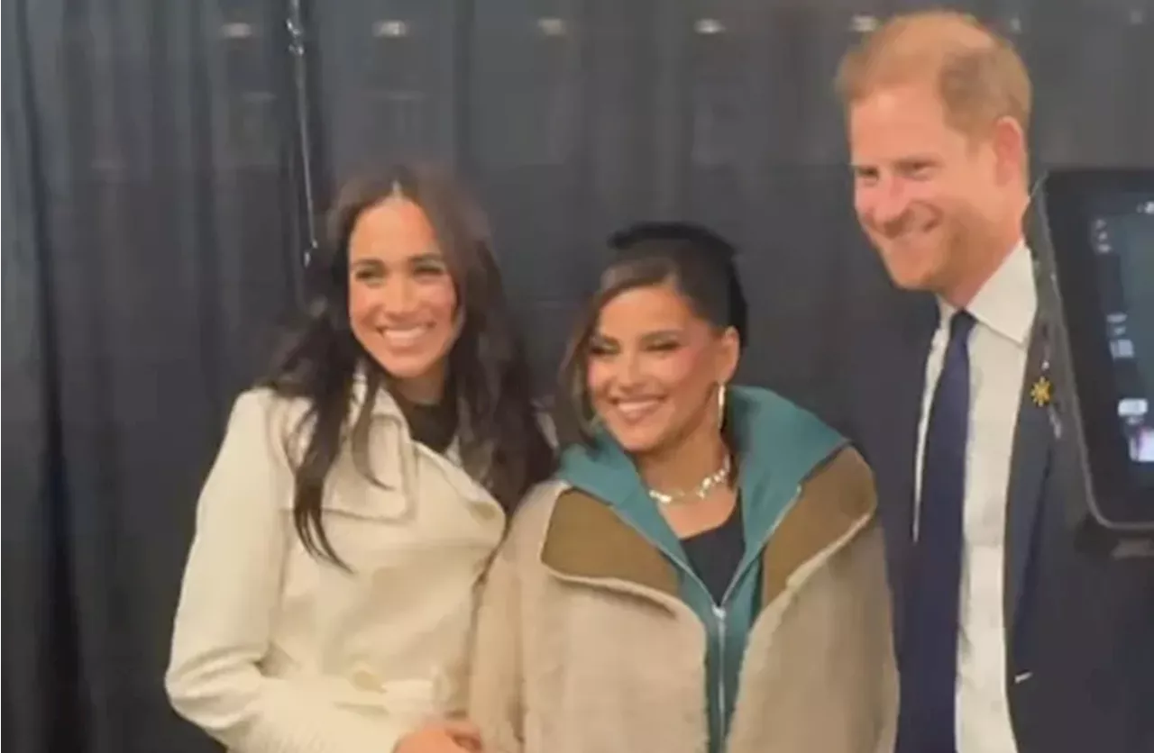 Pangeran Harry Foto Bomb Meghan Markle dan Nelly Furtado