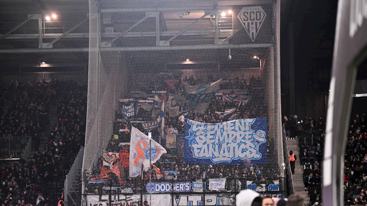 Supporters de l'OM comblent de leur présence le stade Raymond-Kopa à Angers