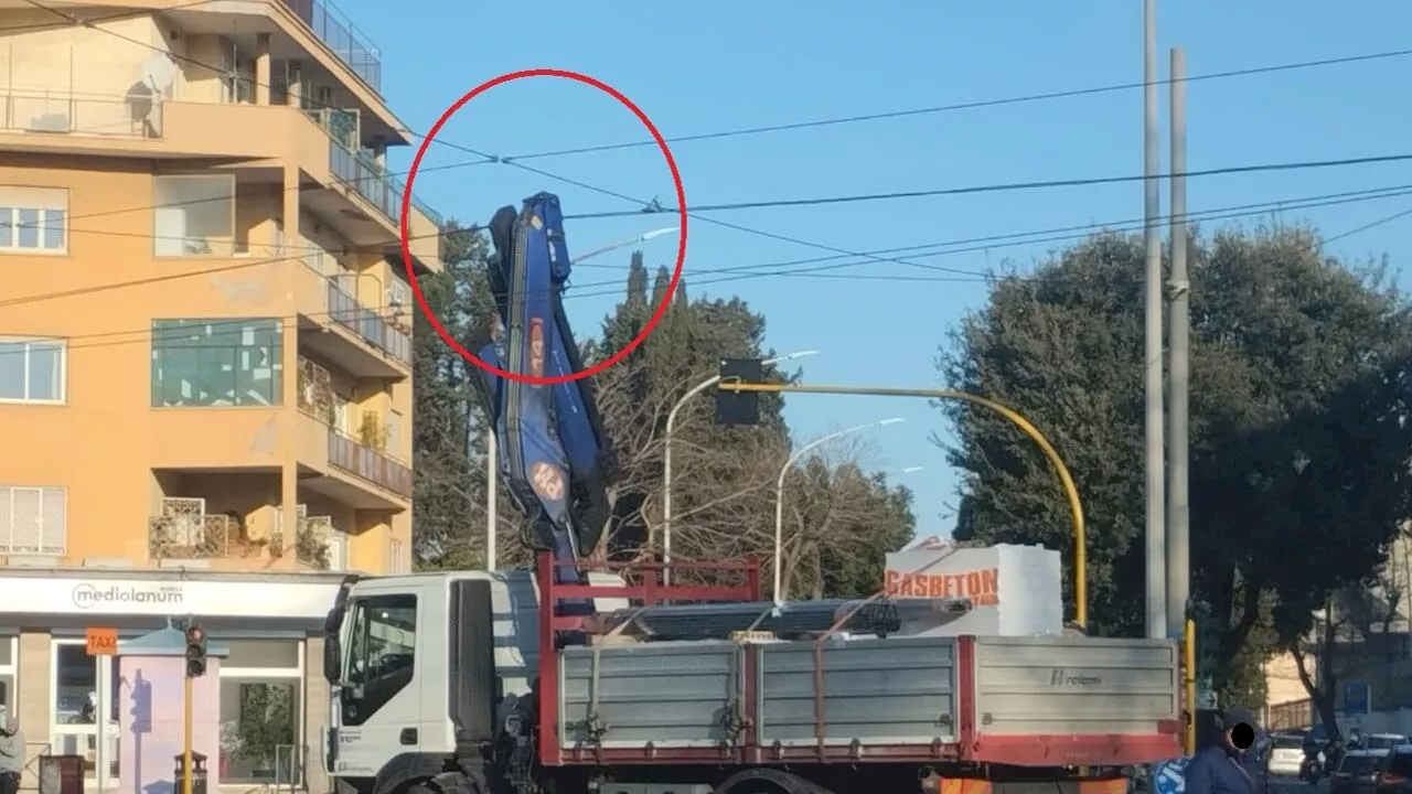 Roma, disservizio sulla linea 8 dei tram: camion con gru danneggia la rete aerea