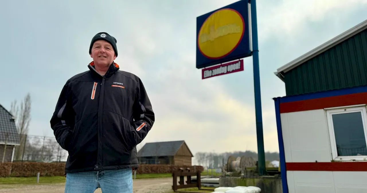 Nieuw-Weerdinge heeft geen Lidl, toch staat er een groot bord in Harms tuin